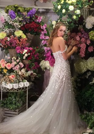 nuova collezione 2022, abito con decorazioni a fiori tridimensionali, abito da sposa su misura 